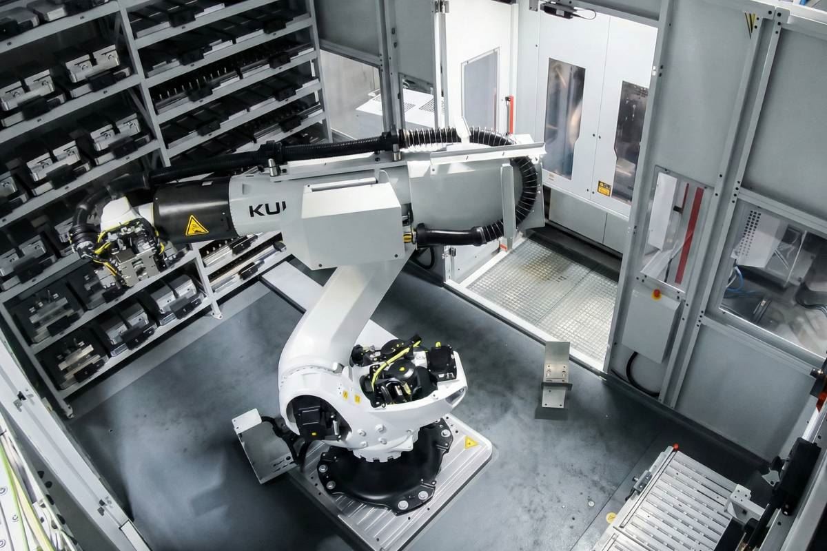 Robot arm and tool storage in automated production cell